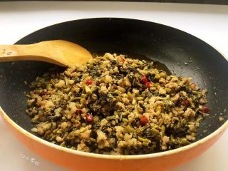 12、酸菜炒肉末~附上酸菜制作方法!,继续翻炒让酸菜与肉末味道融合。