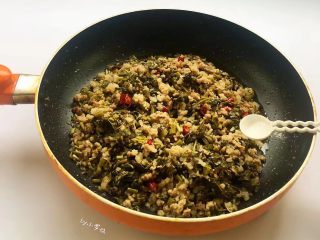 14、酸菜炒肉末~附上酸菜制作方法!,撒上味精调味,翻炒均匀即可关火。