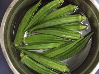 1、蒜香秋葵,秋葵洗净放入盐水中浸泡