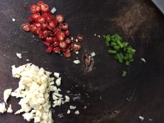 2、蒜香秋葵,蒜瓣切碎，葱花，小米辣切好