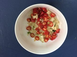 3、蒜香秋葵,蒜，小米辣，葱，白芝麻放入碗里