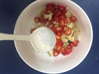 4、蒜香秋葵,加入少许盐