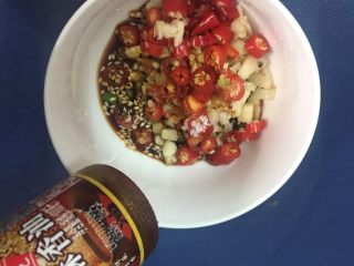 6、蒜香秋葵,香油等所有材料。