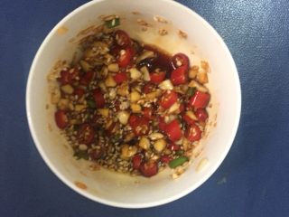 7、蒜香秋葵,搅拌均匀备用