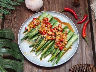 11、蒜香秋葵,淋上拌好的酱料