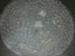 8、蒜香秋葵,锅内烧水，放入少许盐。几滴食用油，倒入秋葵煮1分钟捞出泡凉水