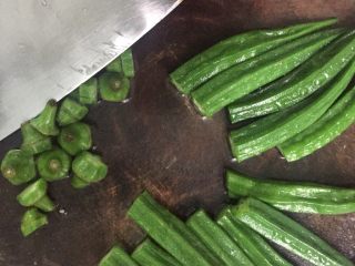 9、蒜香秋葵,去掉蒂