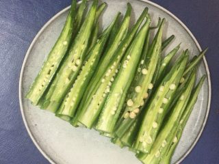10、蒜香秋葵,对半切开，摆放盘中