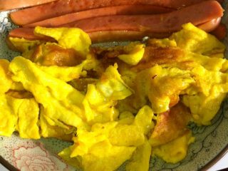 2、家庭版紫菜包饭,鸡蛋煎成饼装，切宽条，香肠稍稍煎一下！备用