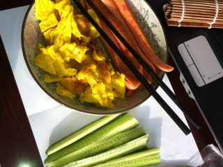 3、家庭版紫菜包饭,黄瓜切条备用！