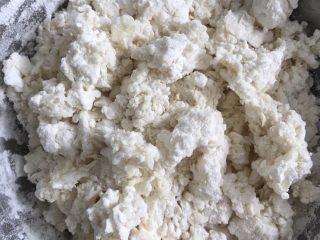 1、油酥葱油饼,和面，要注意啦，一定要用开水烫面，然后成这样棉絮状，开始揉面，揉到光面，用湿抹布盖上，开始醒面，最少得30给小时哦。