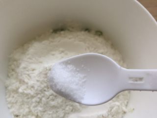 2、油酥葱油饼,然后放盐，然后搅拌均匀