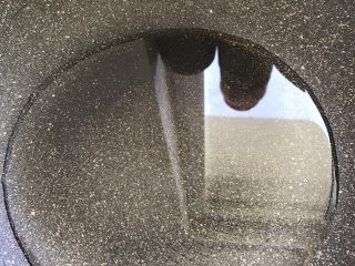 3、油酥葱油饼,锅内烧油，烧到非常热，已经冒烟的那种可以啦，然后淋到碗内，搅拌均匀，千万不要烫着哦