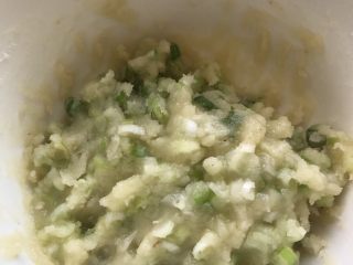 4、油酥葱油饼,耶，油酥完成啦，我自己放了点蚝油，味道更鲜美（也可以不放）