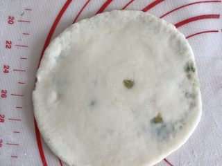 9、油酥葱油饼,擀成稍微薄一点的。也可以厚一些，但是薄的更好吃。????