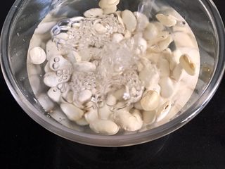 2、赖爸芸豆卷,加水浸泡一夜