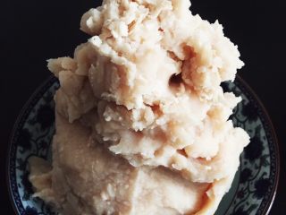 4、赖爸芸豆卷,加适量水（没过豆子即可，不必过多），高压锅上汽后30分钟，既成白豆沙。