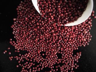 5、赖爸芸豆卷,准备红小豆，洗净。
