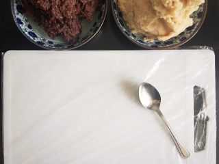 7、赖爸芸豆卷,砧板盖保鲜膜