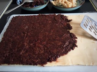 8、赖爸芸豆卷,同样方法，涂抹红豆沙。