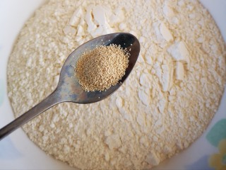 3、椒盐手撕饼,加入3克酵母