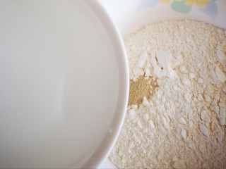 4、椒盐手撕饼,倒入热水(35~40度)并用筷子搅拌