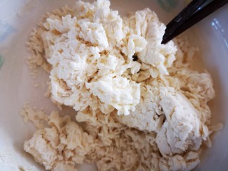 5、椒盐手撕饼,搅拌成絮状