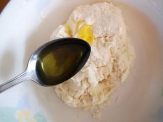 6、椒盐手撕饼,加入1勺植物油