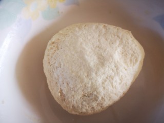 7、椒盐手撕饼,用手揉成面团后盖上保鲜膜醒30分钟