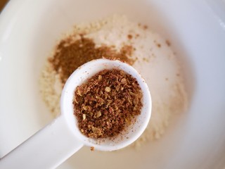 9、椒盐手撕饼,加入少许花椒粉和适量盐