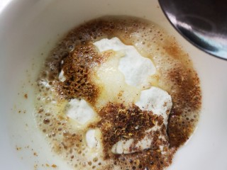 10、椒盐手撕饼,倒入热油