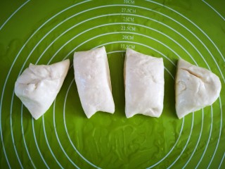 12、椒盐手撕饼,揉面垫上刷上少许熟植物油,将醒好的面团分成四份