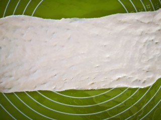 13、椒盐手撕饼,取一份擀成长方形面皮