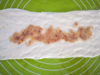 14、椒盐手撕饼,倒上油酥