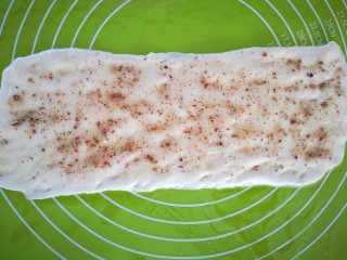 15、椒盐手撕饼,用刷子将油酥刷均匀