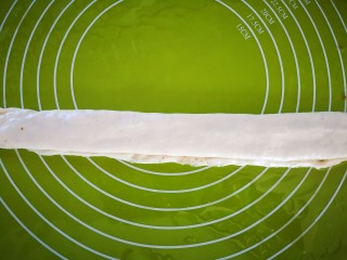 16、椒盐手撕饼,将面皮卷成长条并按平