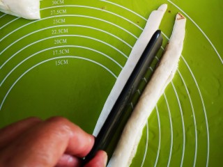 17、椒盐手撕饼,用剐板从长方向的中间(如图)切开