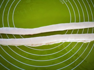 18、椒盐手撕饼,切成两条