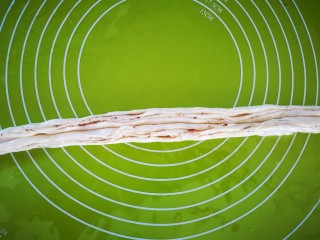 19、椒盐手撕饼,将切开的两条面条切口朝上并排立起来