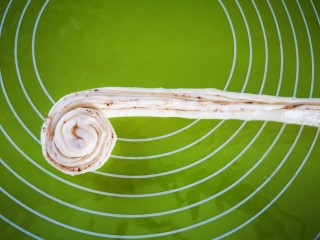 20、椒盐手撕饼,将并排立起来的两条面条从一端开始向里卷