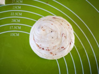 21、椒盐手撕饼,卷成一个面团(如图)