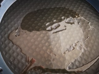 23、椒盐手撕饼,电饼铛预热后放入少许熟植物油