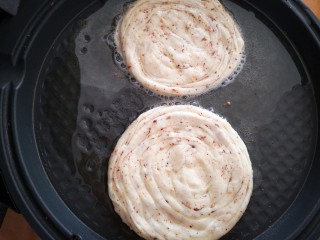 25、椒盐手撕饼,将面饼放入电饼铛中并在面饼上刷上一层熟植物油后盖上盖子