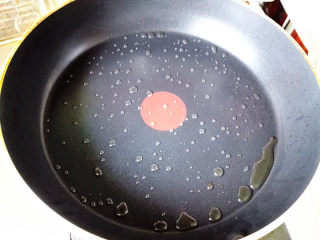 1、幸福的紫菜包饭,锅烧后，倒入食用油