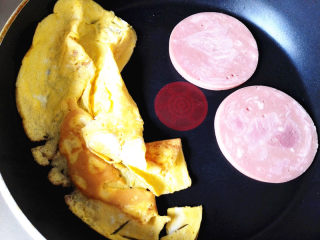 2、幸福的紫菜包饭,鸡蛋打散，倒入锅中煎成鸡蛋皮，用余热将火腿也煎一下，这样会更香，