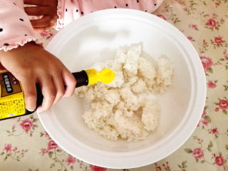 3、幸福的紫菜包饭,米饭根据个人口味，倒入适量寿司醋，拌匀，