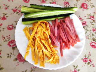 4、幸福的紫菜包饭,黄瓜切条，火腿切条，鸡蛋皮切丝，