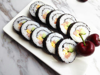 8、幸福的紫菜包饭,刀上沾少许水，切成自己喜欢的厚度。