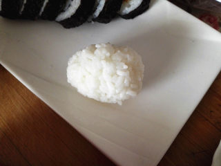 9、幸福的紫菜包饭,另取一个撮米饭，捏成椭圆形，