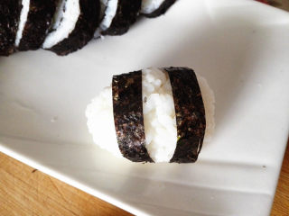 10、幸福的紫菜包饭,再切两条紫菜，裹在米饭上，